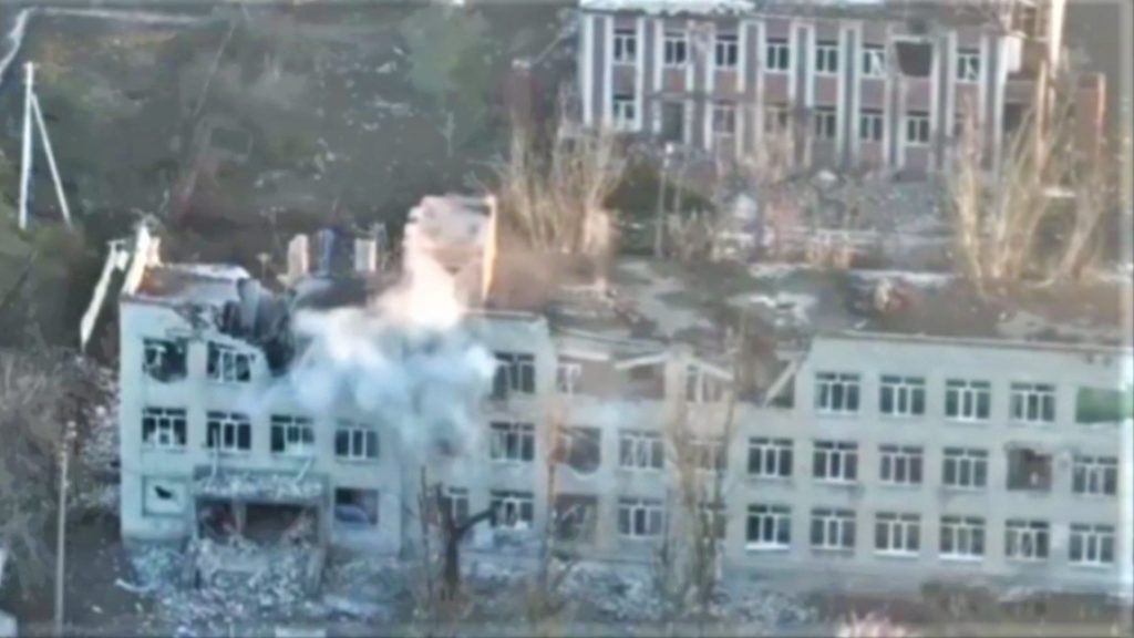 У мережі з’явилося відео зруйнованої та обстрілюваної школи на східній околиці Бахмута (ВІДЕО)
