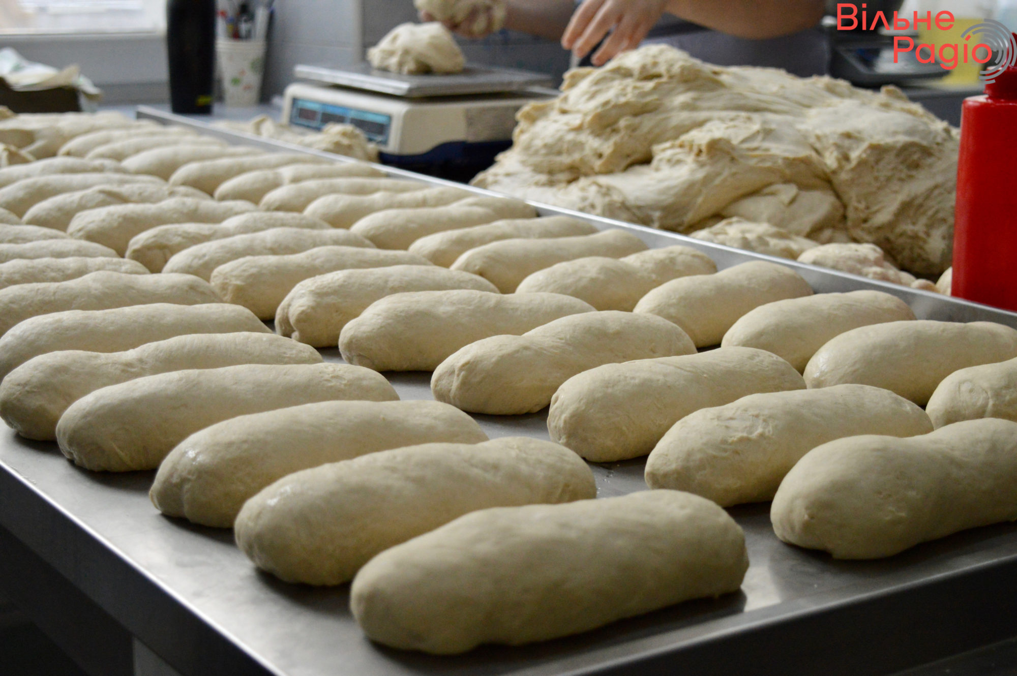 Доставляють попри обстріли: як столична пекарня безкоштовно пече хліб для Бахмута (фоторепортаж) 9