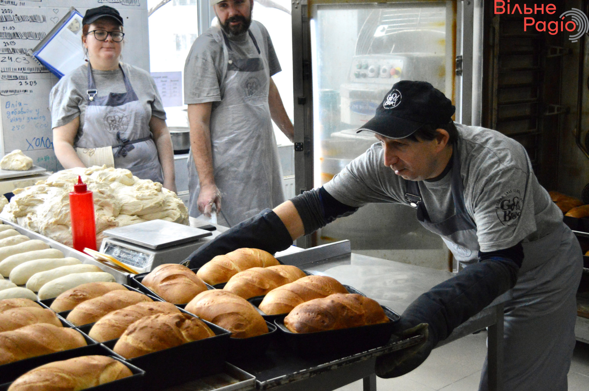 Доставляют, несмотря на обстрелы: как столичная пекарня бесплатно печет хлеб для Бахмута (фоторепортаж) 3