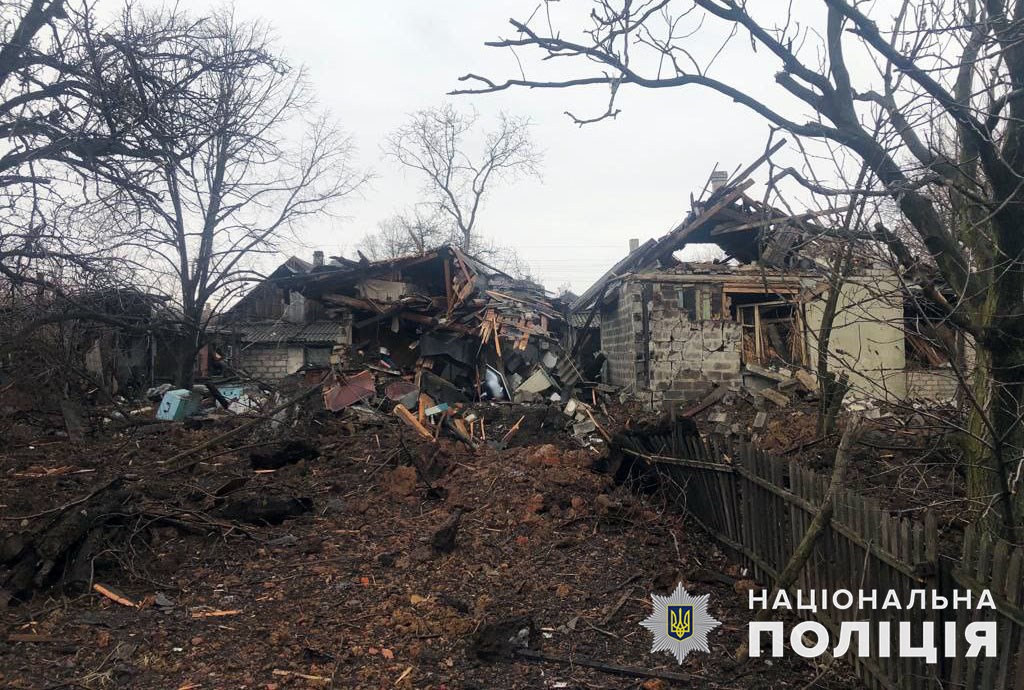 Доба на Донеччині: росіяни обстріляли житлові будинки, школу та амбулаторію, загинули троє людей (ФОТО)