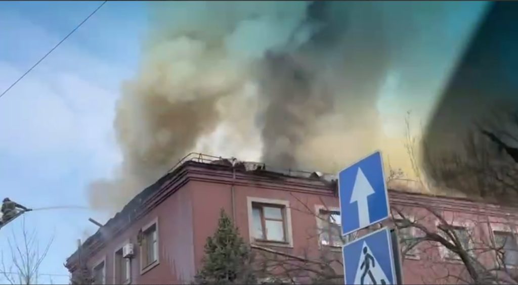 РосСМИ: в оккупированном Донецке – “прилет” по зданию прокуратуры (ВИДЕО)