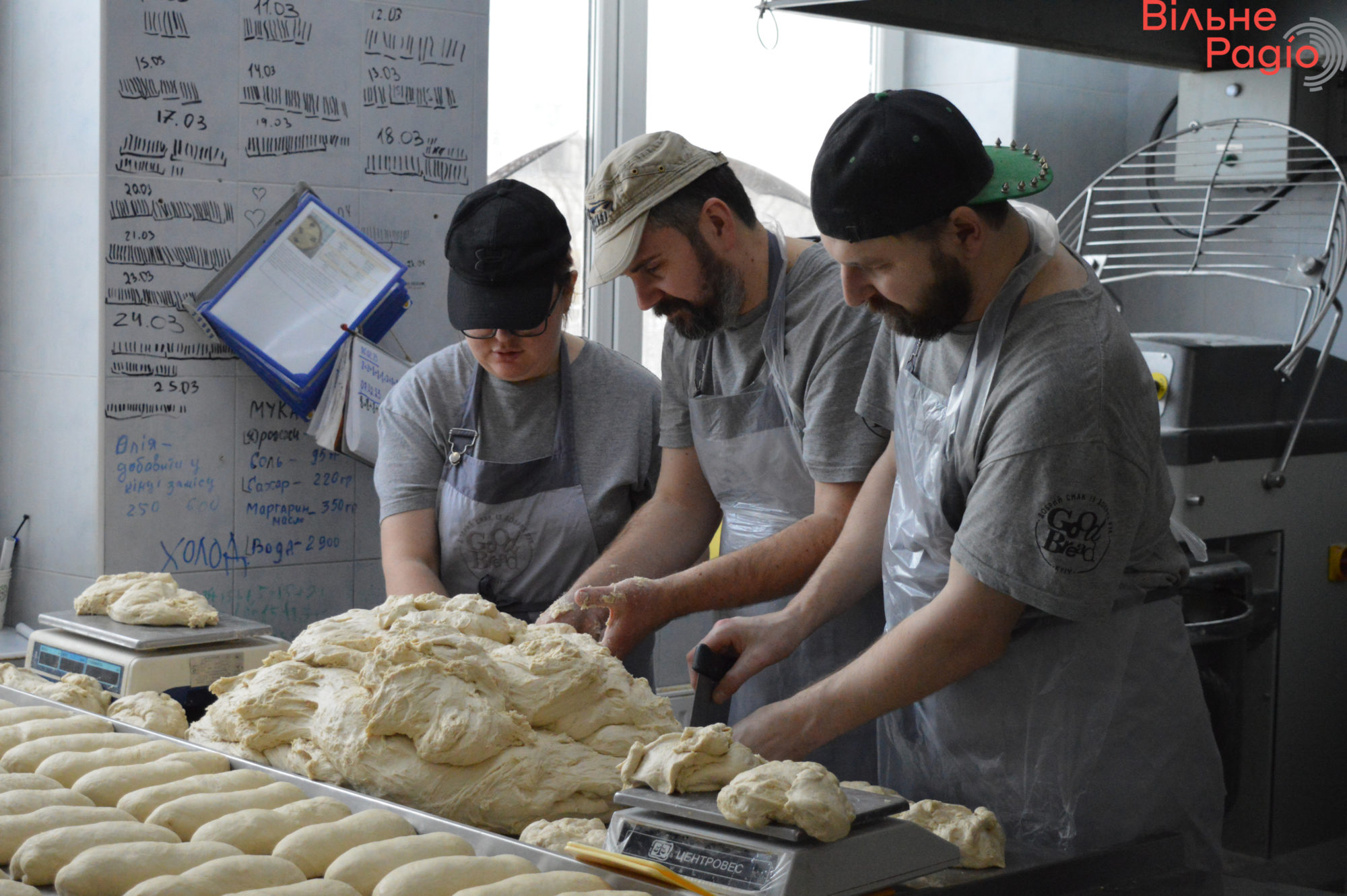 Доставляють попри обстріли: як столична пекарня безкоштовно пече хліб для Бахмута (фоторепортаж) 8