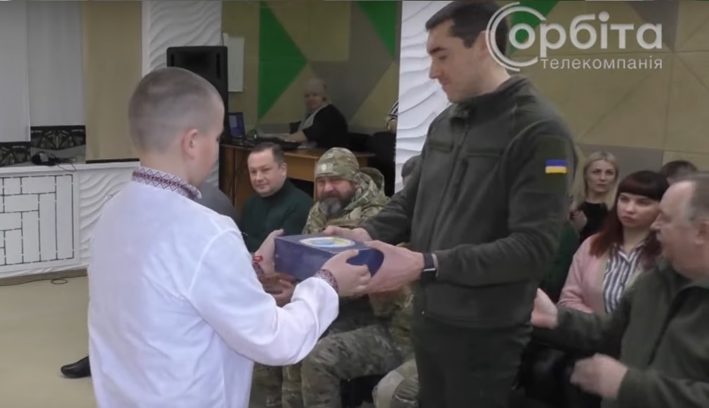 Помощь ВСУ: школьники из-под Доброполья собрали деньги на тепловизор для военных (ВИДЕО)