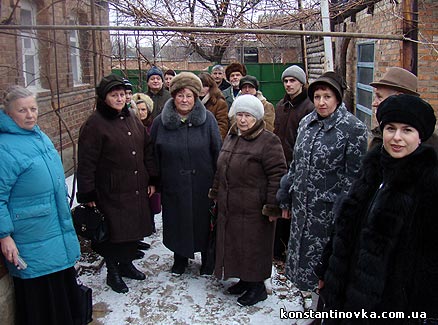 Дослідники спадщини Василя Гайворонського на подвір'ї у Костянтинівці, де Гайворонський був востаннє