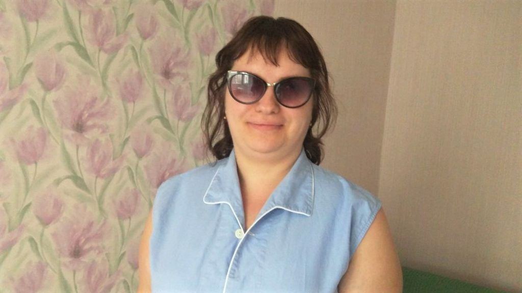 “Отсутствие зрения — не помеха”: незрячая массажистка из Константиновки — о том, как помогает людям в эвакуации (ФОТО)