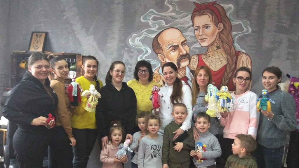 Переселенки из Донбасса мастерят сувениры на бразильский аукцион, чтобы купить генератор для Бахмута