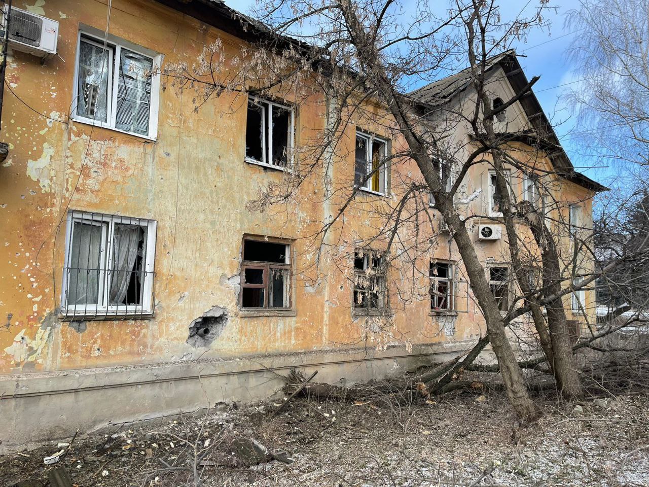 Погиб гражданский: россияне среди дня ударили по центру Торецка (обновлено, фото) 7