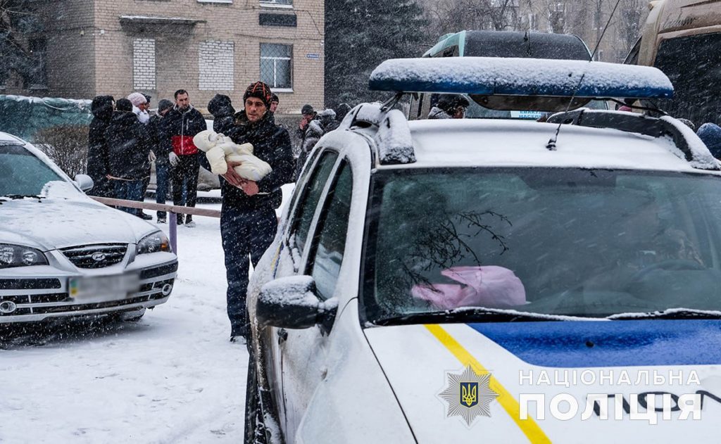 Из поселка Нью-Йорк эвакуировали семью с младенцем и 8-летним мальчиком (фото, видео)