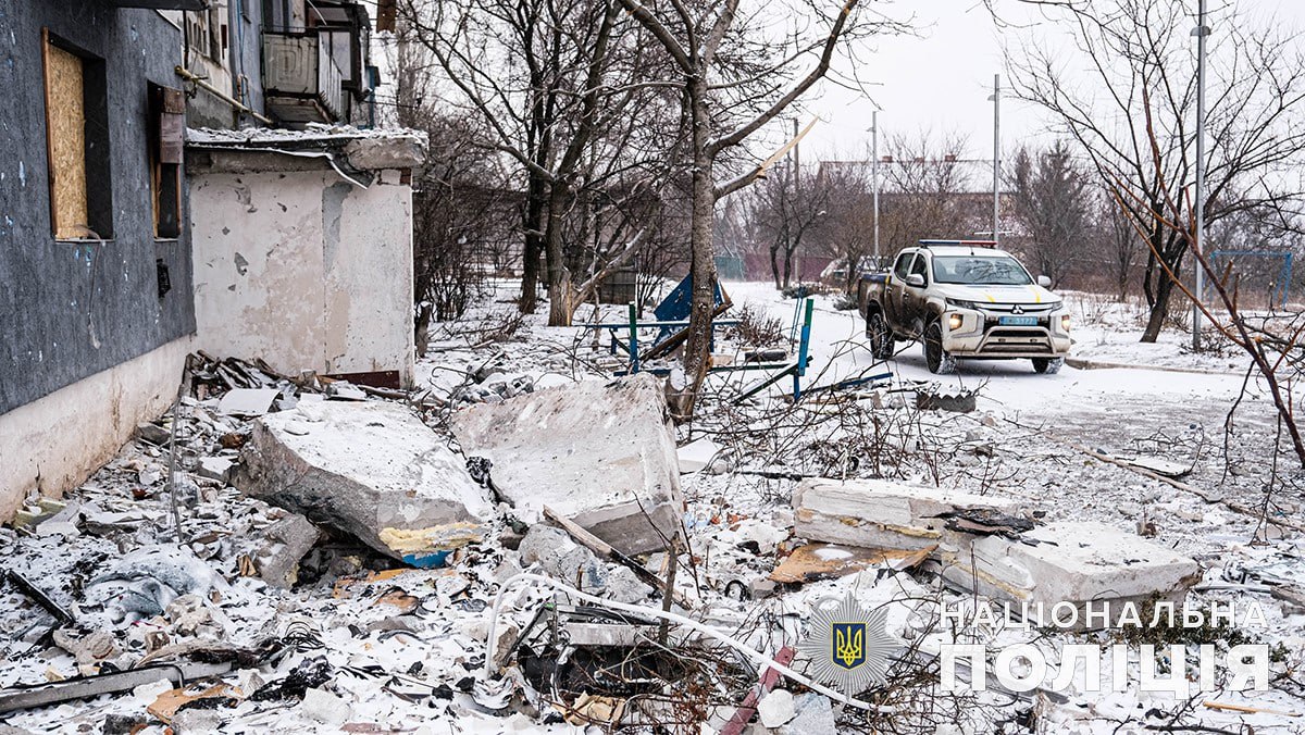 З селища Нью-Йорк евакуювали родину з немовлям і 8-річним хлопчиком (фото, відео) 3