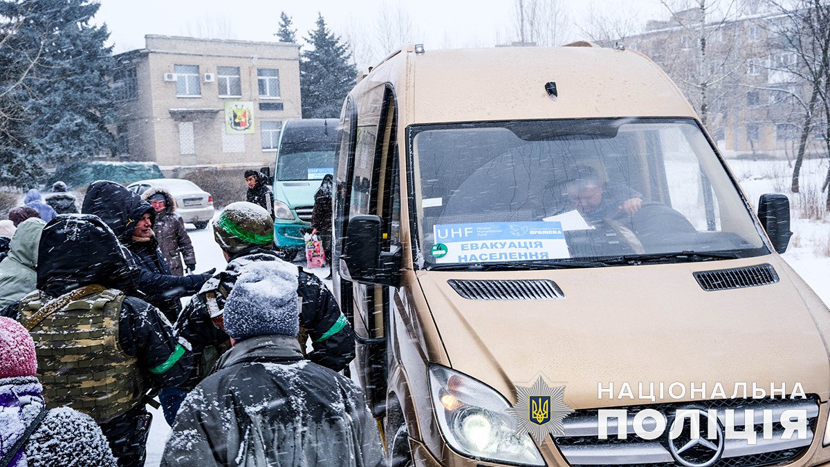 З селища Нью-Йорк евакуювали родину з немовлям і 8-річним хлопчиком (фото, відео) 4