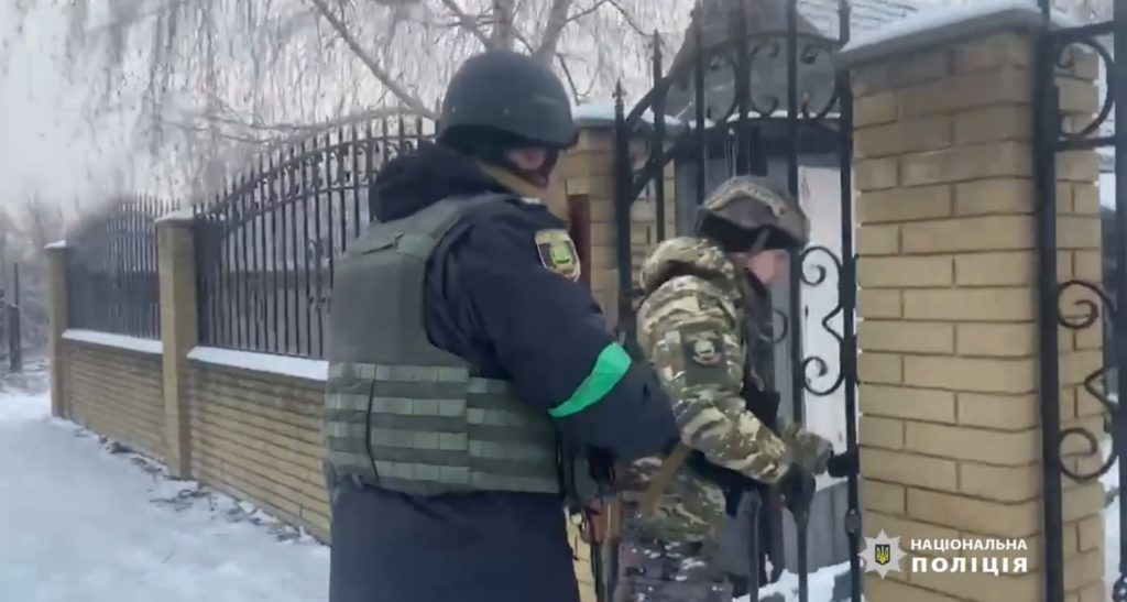 Из Авдеевки эвакуировали семью с 5-летней девочкой и 75-летнюю женщину: они жили рядом с линией фронта (ВИДЕО)