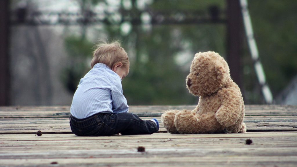 “Будь-які реакції — нормальні”: Як дитині впоратися зі смертю батьків та яку допомогу пропонують благодійники