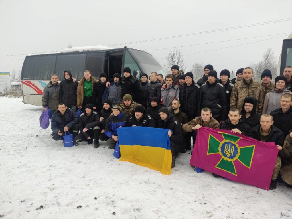 Україна повернула з полону 116 військових. Серед них є оборонці Маріуполя та Бахмута (ФОТО, ВІДЕО)