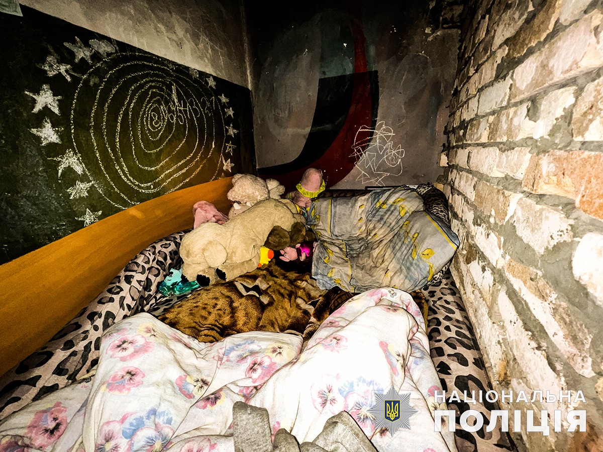 кімната дівчинки в підвалі в Бахмуті