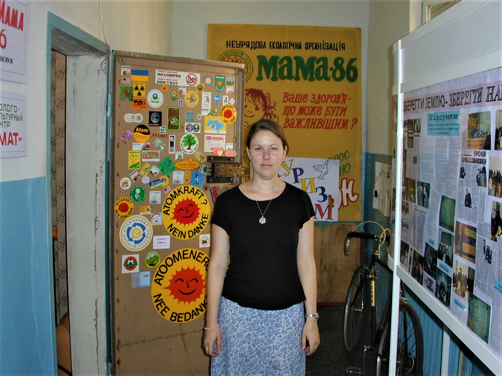 офіс ГО Бахмат та МАМА-86 у палаці культури Машинобудівник 2001