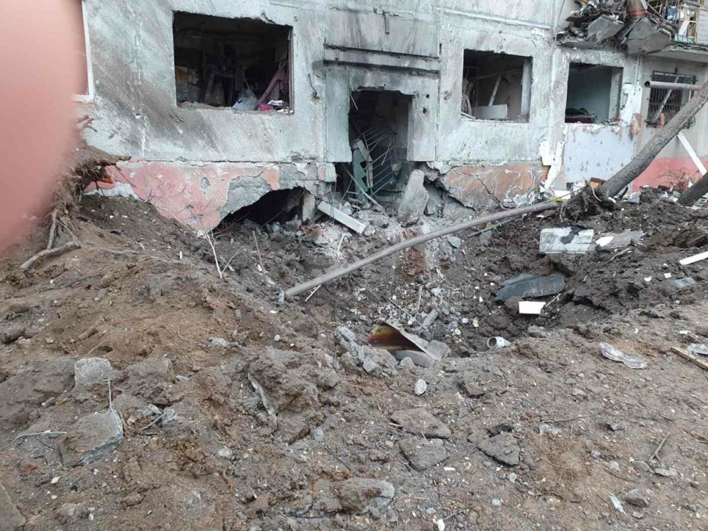 В ніч на 5 лютого росіяни обстріляли Дружківку: зі зруйнованої багатоповерхівки врятували 9 людей (ФОТО)