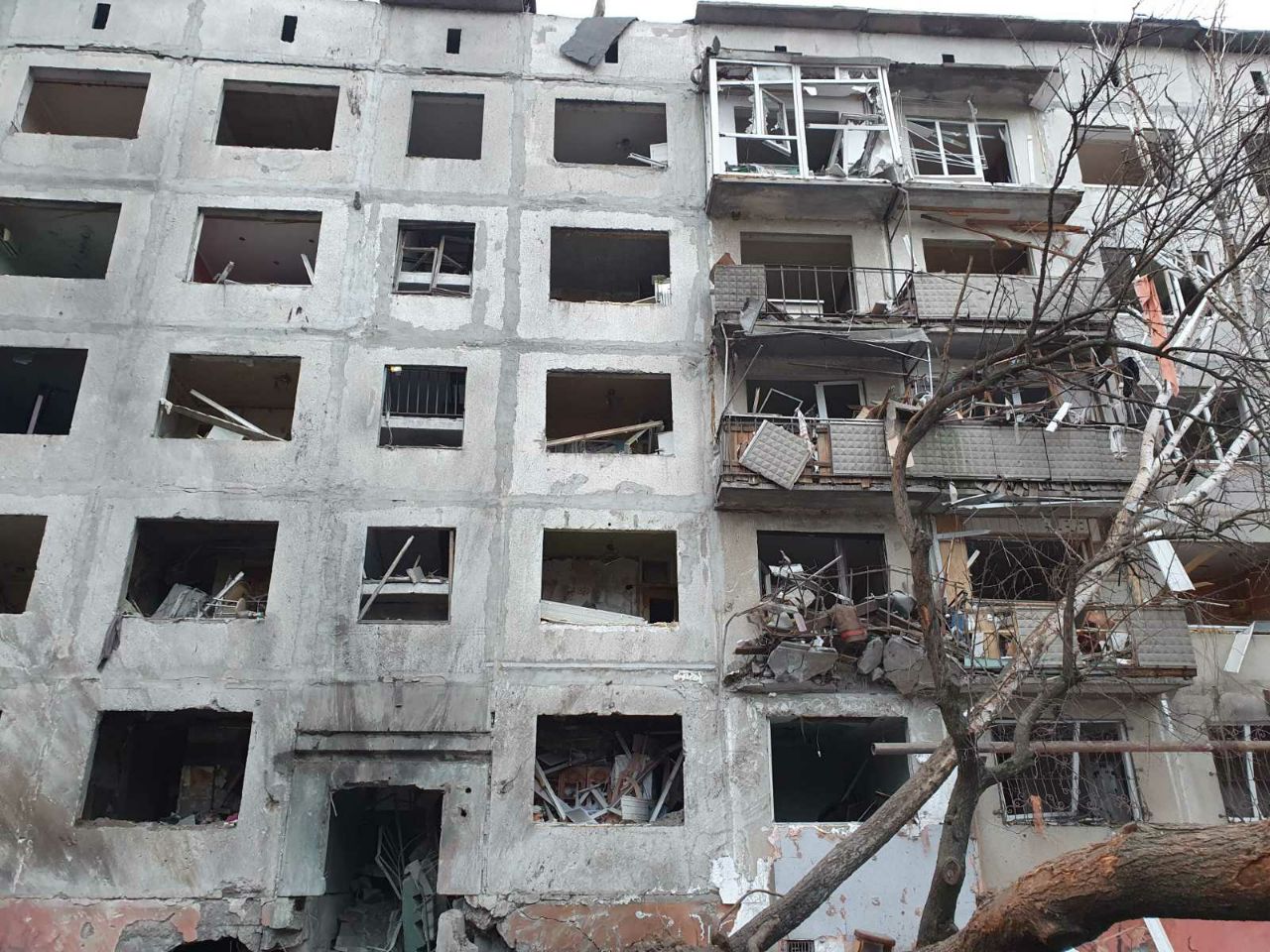 В ніч на 5 лютого росіяни обстріляли Дружківку: зі зруйнованої багатоповерхівки врятували 9 людей (ФОТО) 1