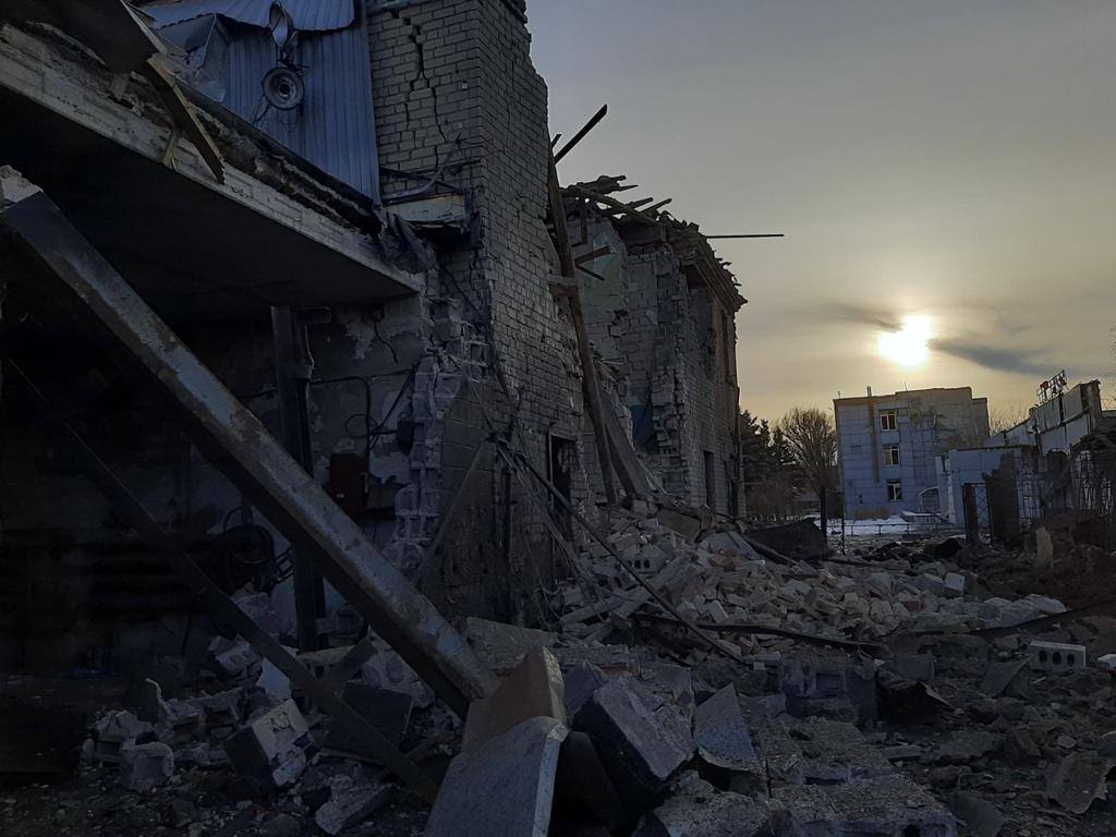 Росіяни розбомбили будівлю управління Авдіївського коксохіму, є поранений