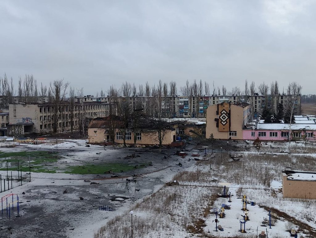 Росіяни кілька разів обстріляли Авдіївку: поранили людину та зруйнували одну з найкращих шкіл області
