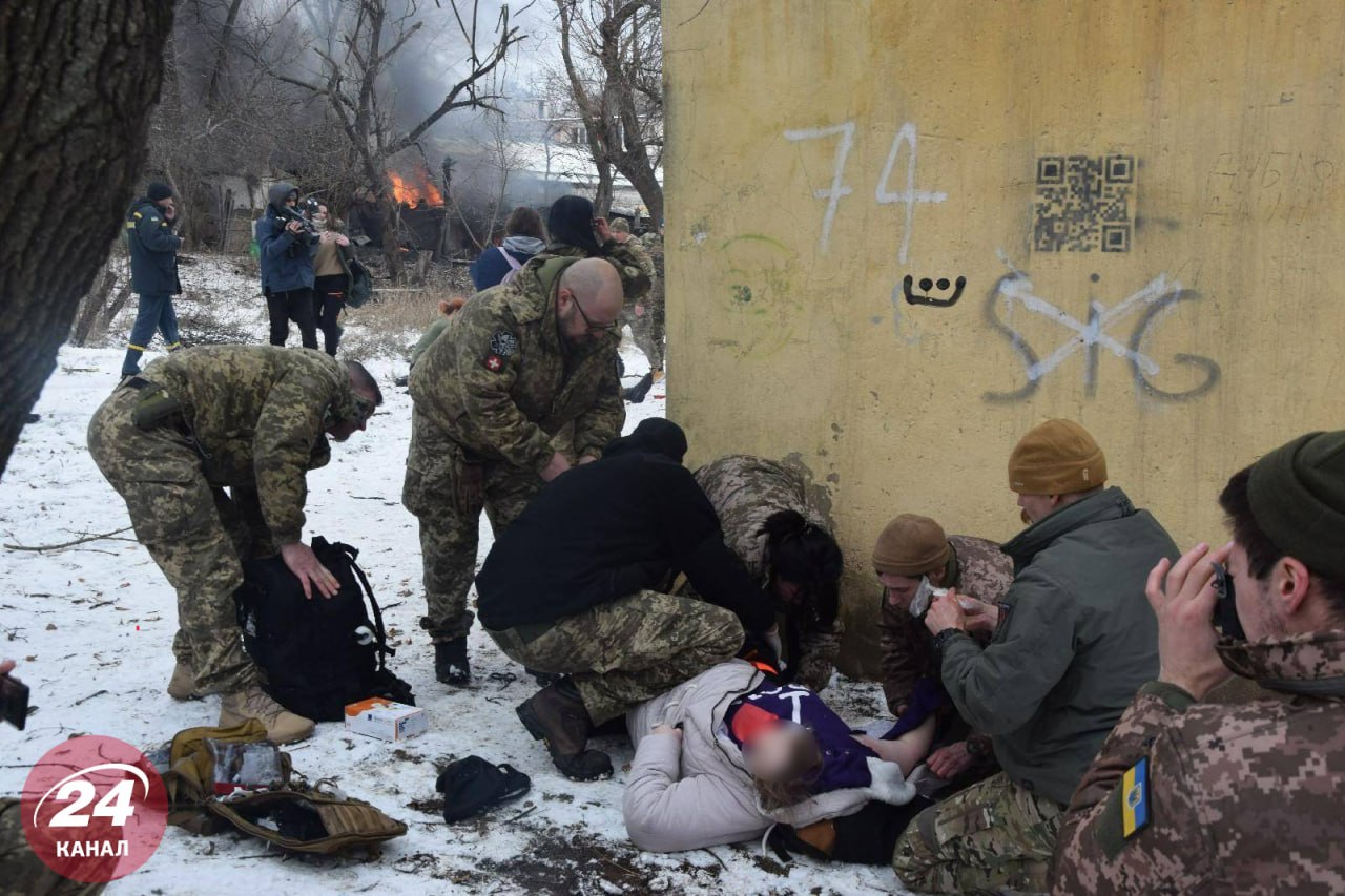 пораненим надають допомогу після обстрілу 2 лютого у Краматорську 2