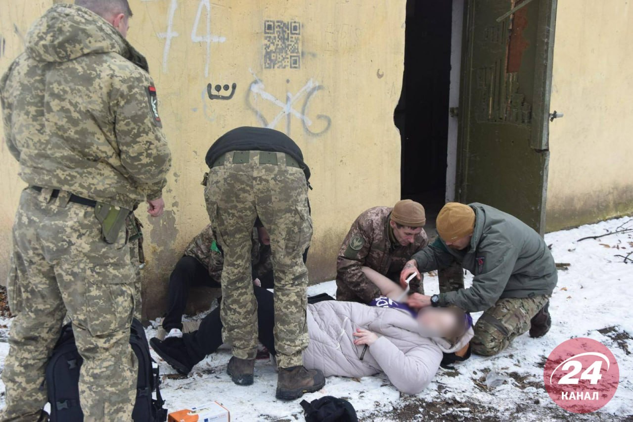 пораненим надають допомогу після обстрілу 2 лютого у Краматорську