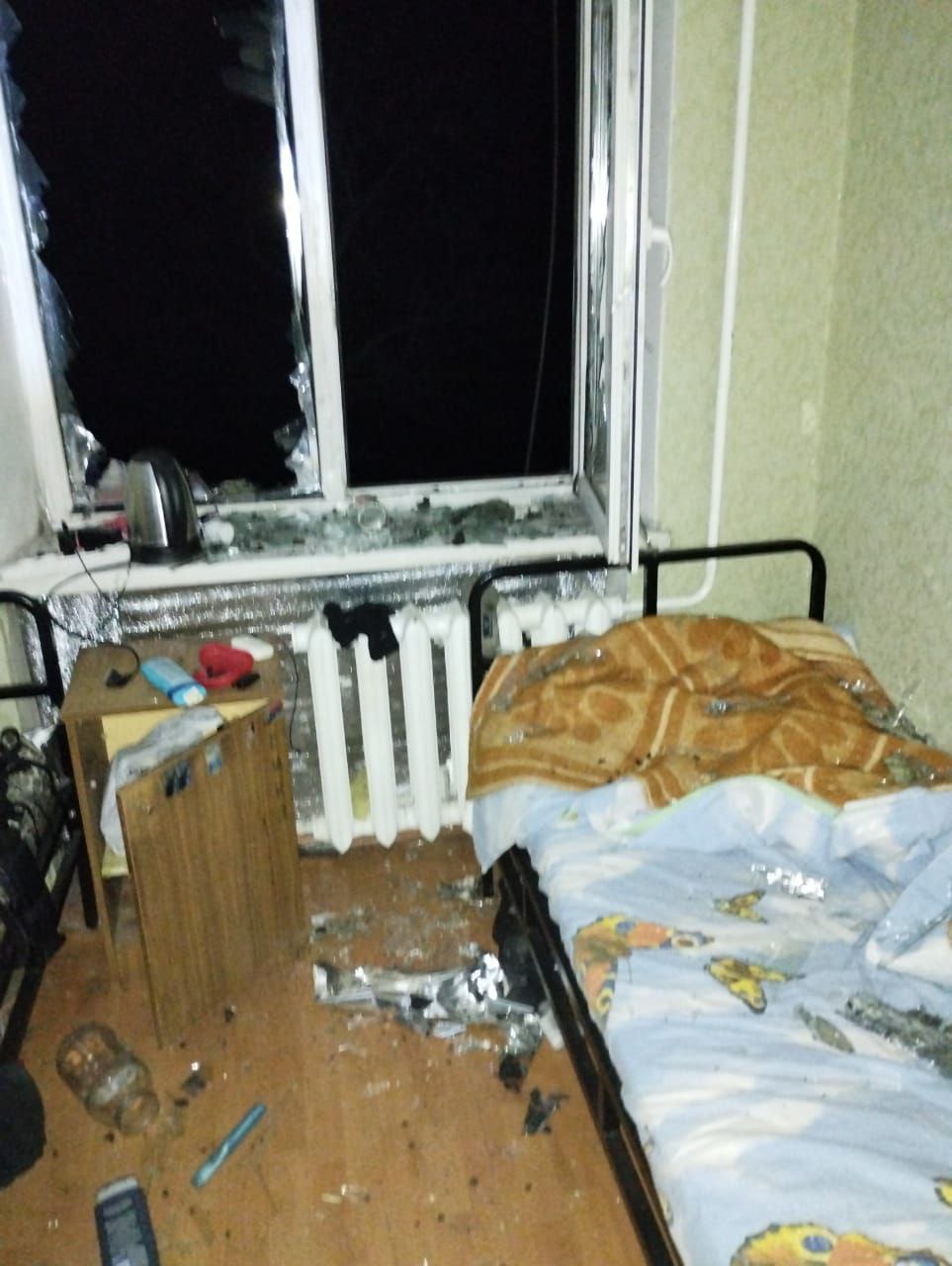 пошкоджена російським обстрілом квартира в Донецькій області