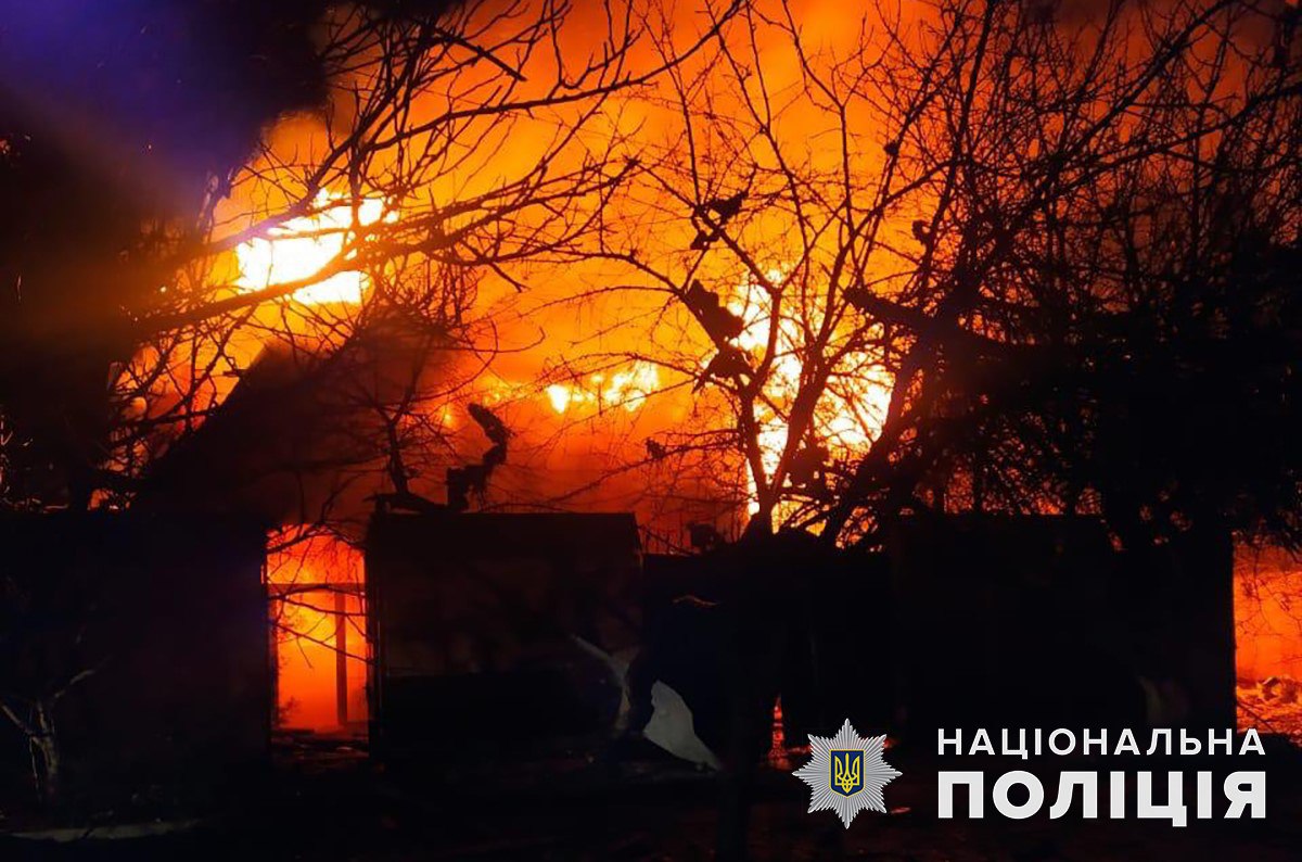 пожежа у розбомбленому росіянами приватному будинку в Донецькій області