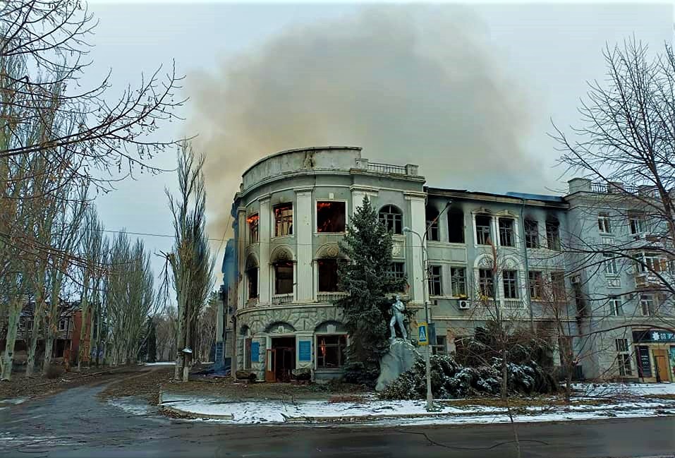В Бахмуте после обстрела российской армии выгорело здание ГП “Донецкгеология”: Что теряет Донетчина и Украина (ФОТО, ВИДЕО)