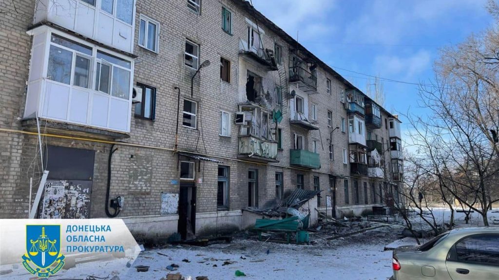 Загинув цивільний: росіяни серед дня вгатили по центру Торецька (оновлено, фото)