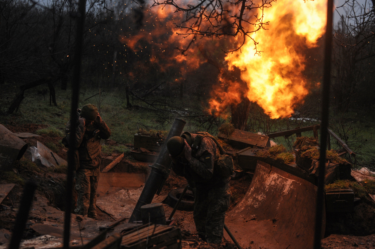 українські бійці стріляють в окупантів у Соледарі