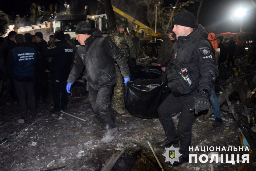 В Краматорске под завалами разбомбленного дома погибла директор школы, что известно о других погибших (ФОТО)