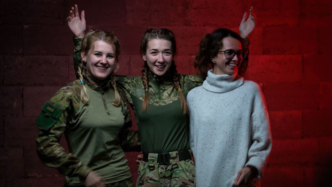 Женщинам в армии выдают мужские трусы и не выдают тампонов, поэтому с этим помогают волонтеры: куда можно обратиться 3
