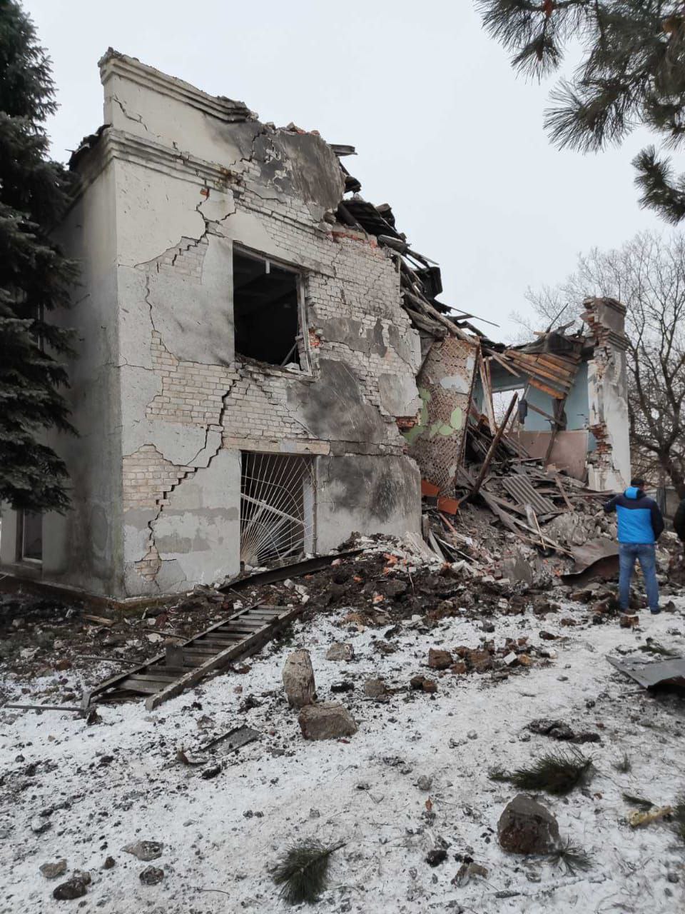 зруйнована обстрілами росіян будівля в Донецькій області