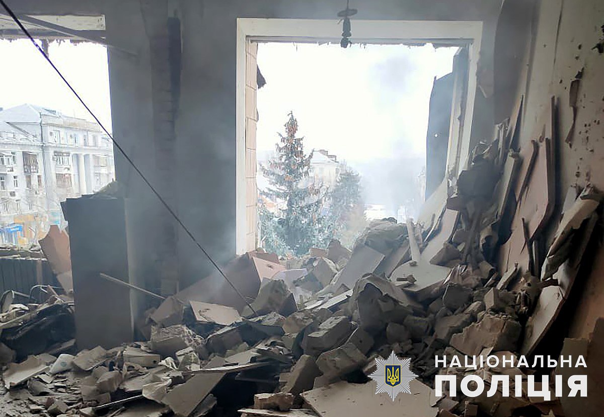 зруйнований багатоквартирний дім в Донецькій області 3
