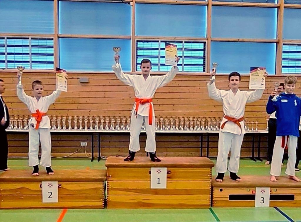 Юные каратисты из Донетчины взяли две награды на соревнованиях в Германии (ФОТО)