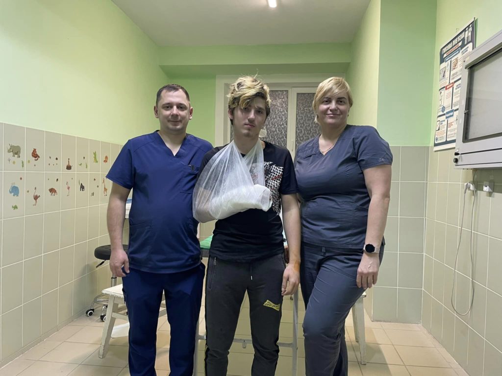Потолок упал на голову: подростка из Бахмута лечат во Львове после российского обстрела (ФОТО)
