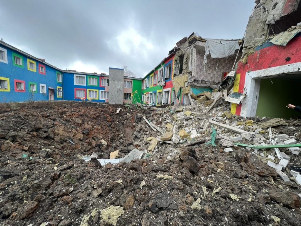 Росіяни обстріляли дитячий будинок у Дружківці: постраждала частина будівлі, про поранених наразі невідомо (ФОТО)