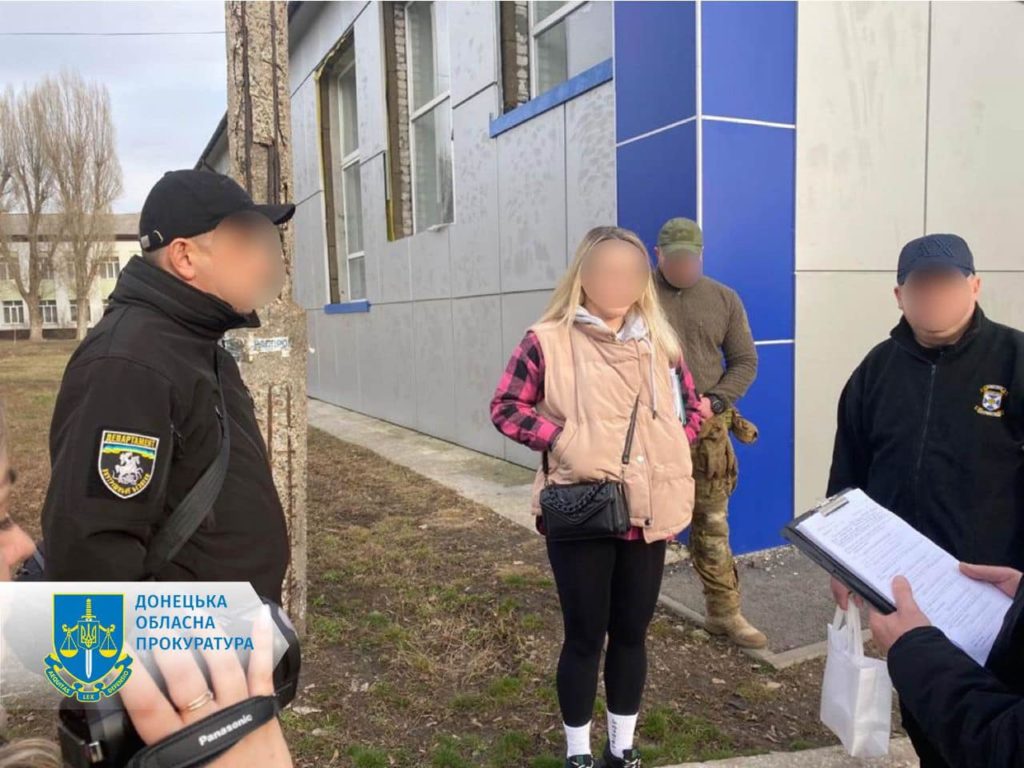На Донеччині затримали жінку, яка пропонувала поліцейським 100 тисяч, аби провозити алкоголь, та вона не єдина (ФОТО)
