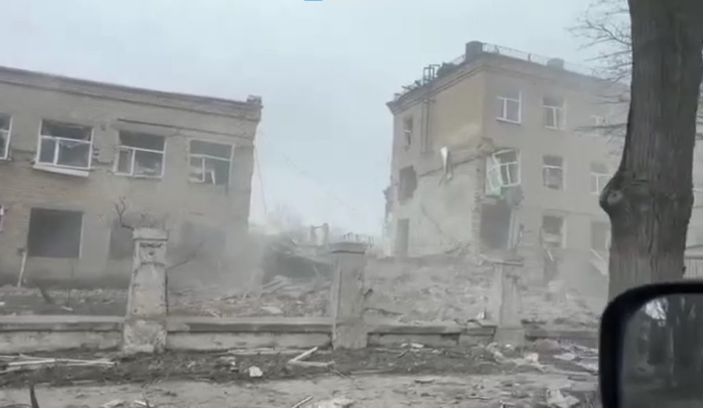 Разрушенную школу в Часов Яре использовали в роспропаганде, выставив казармой ВСУ: что об этом известно