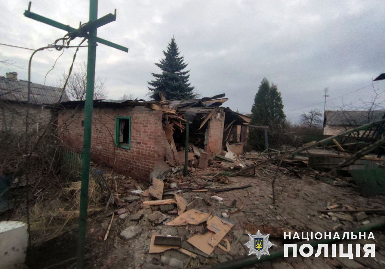Загинули двоє цивільних: минулої доби окупанти 37 разів гатили по Донеччині (зведення) 9