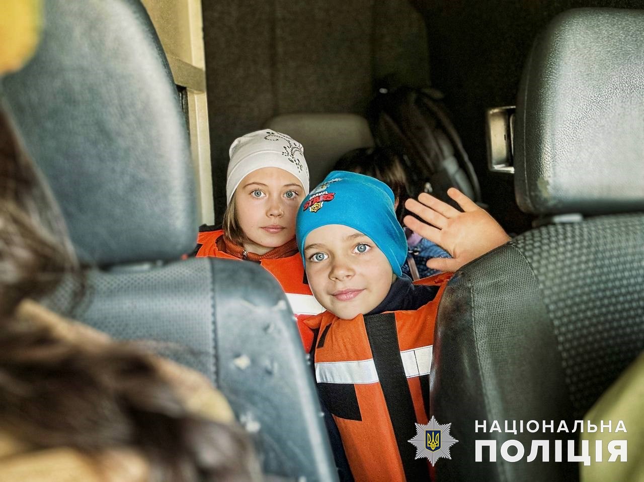 Почти год жили в подвале: из Северска эвакуировали еще двоих детей и их мать, — полиция (ВИДЕО) 2