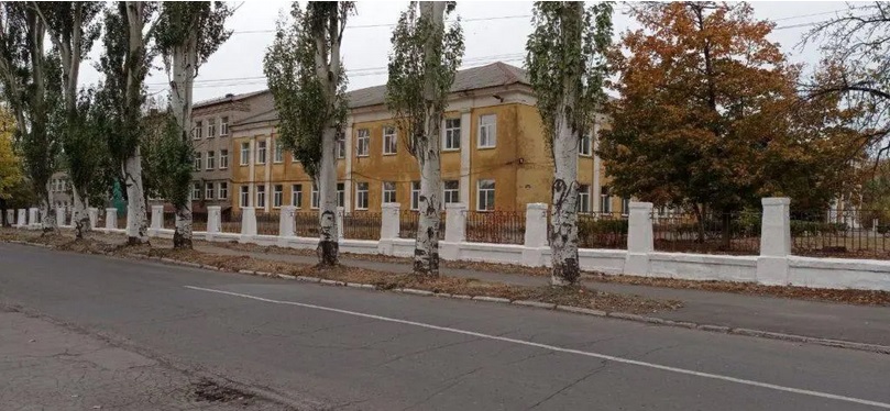 В Часов Яре оккупанты разрушили старейшую школу города (ВИДЕО) 1