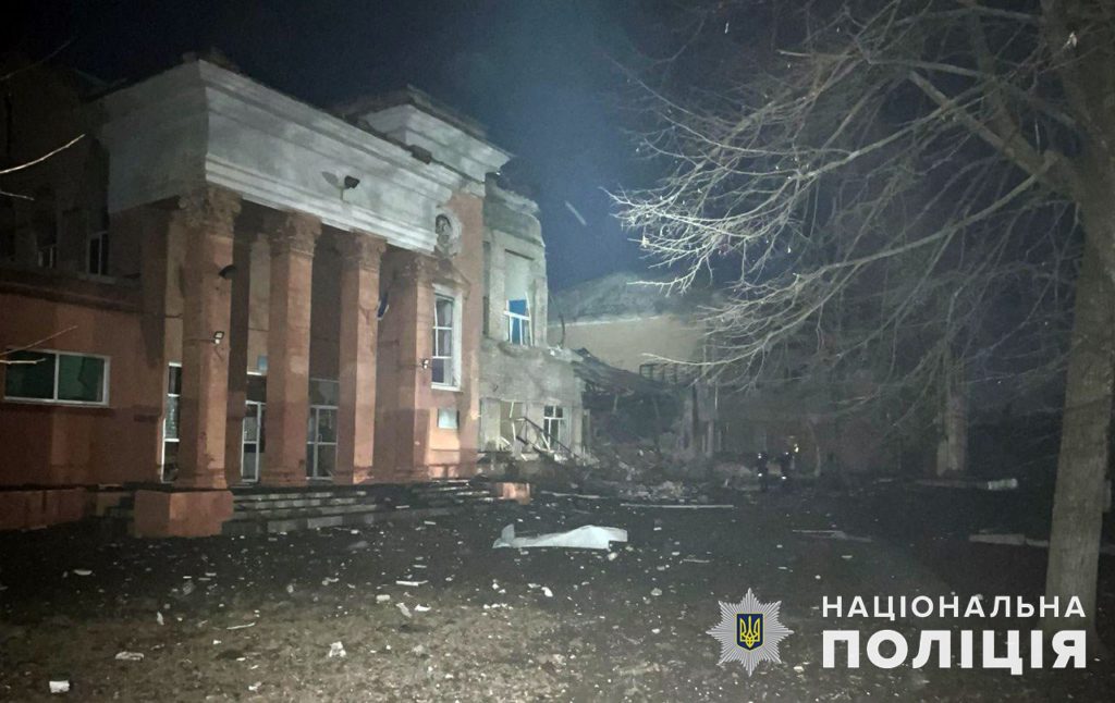 Погиб бахмутчанин, ранены шесть человек, разрушены школа и дома — последствия российских обстрелов на Донетчине (сводка)