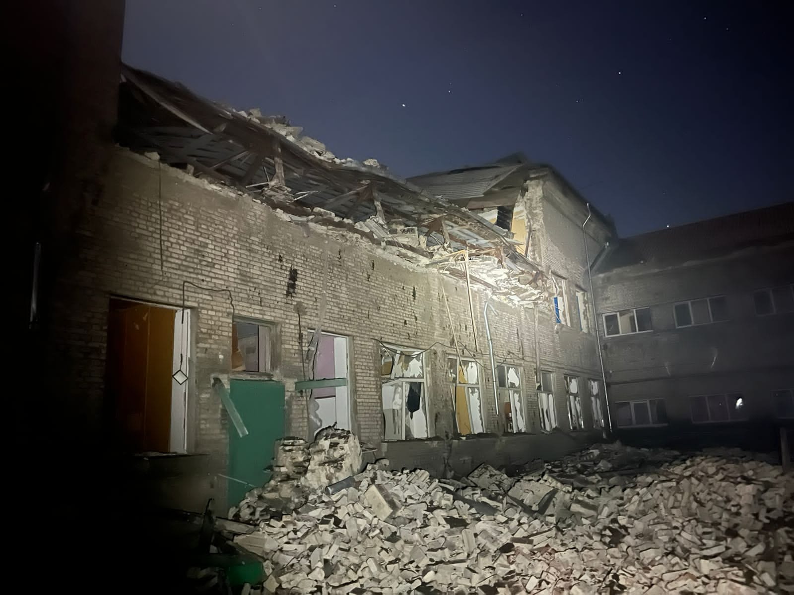 Погиб бахмутчанин, ранены шесть человек, разрушены школа и дома — последствия российских обстрелов на Донетчине (сводка) 21