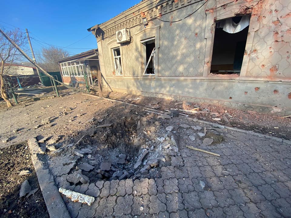 Погиб бахмутчанин, ранены шесть человек, разрушены школа и дома — последствия российских обстрелов на Донетчине (сводка) 22