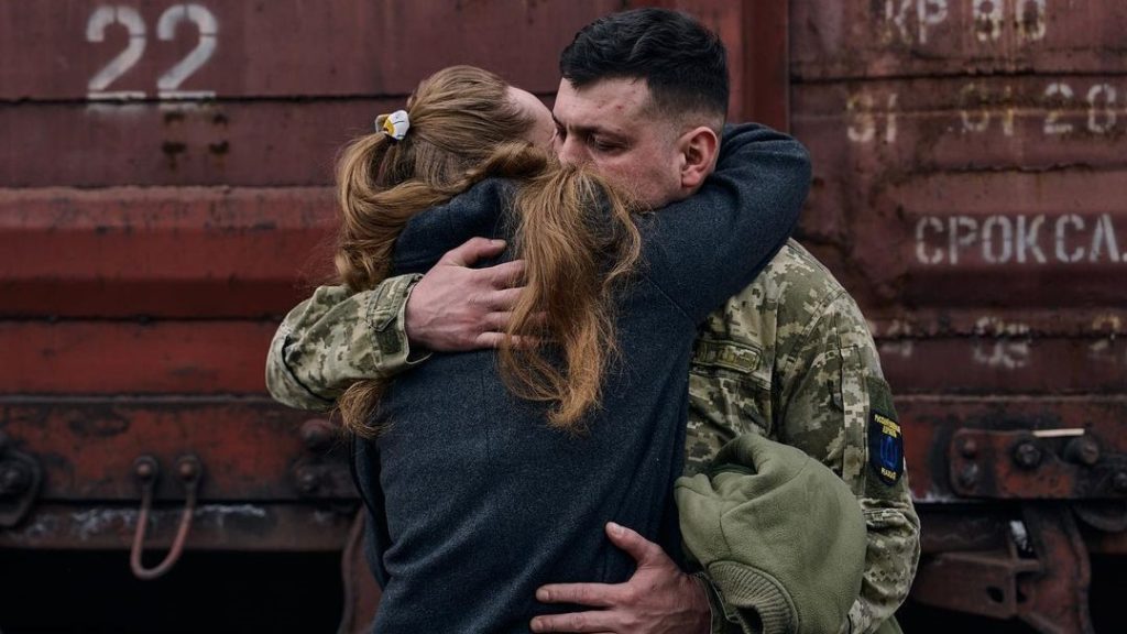 Как украинцам сохранить отношения на расстоянии и поддержать бойцов, которые возвращаются с фронта (советы психолога)