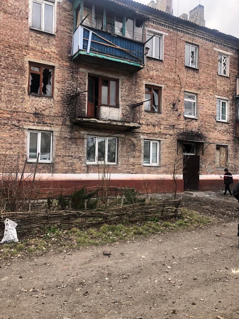 Загинула жінка: росіяни серед дня ракетами вгатили по Українську біля Селидового (ФОТО) 1