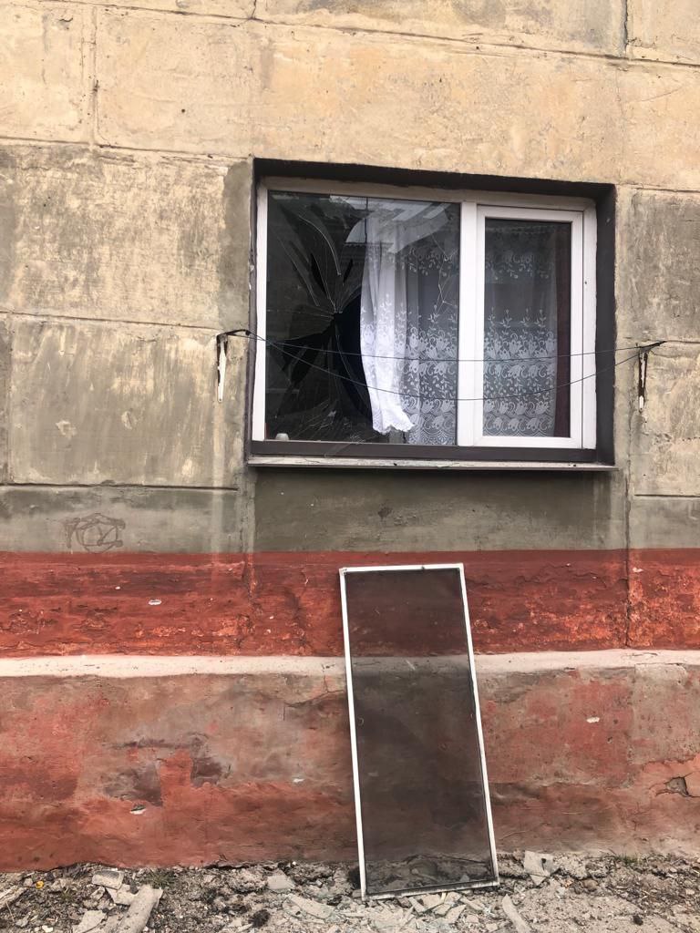 Погибла женщина: россияне посреди дня ударили ракетами по Украинску возле Селидово (ФОТО) 2