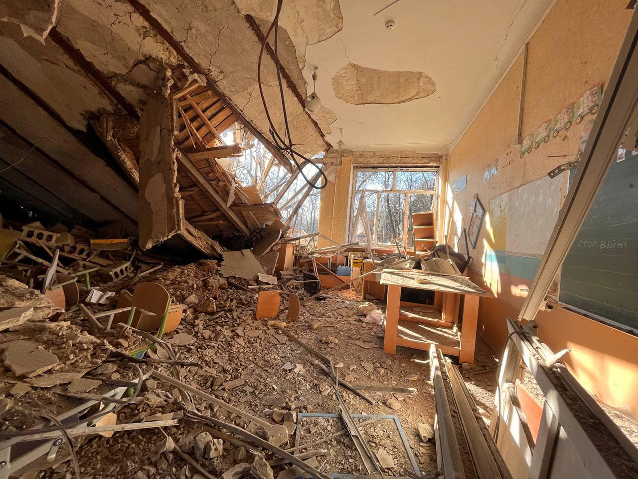 Погиб бахмутчанин, ранены шесть человек, разрушены школа и дома — последствия российских обстрелов на Донетчине (сводка) 19
