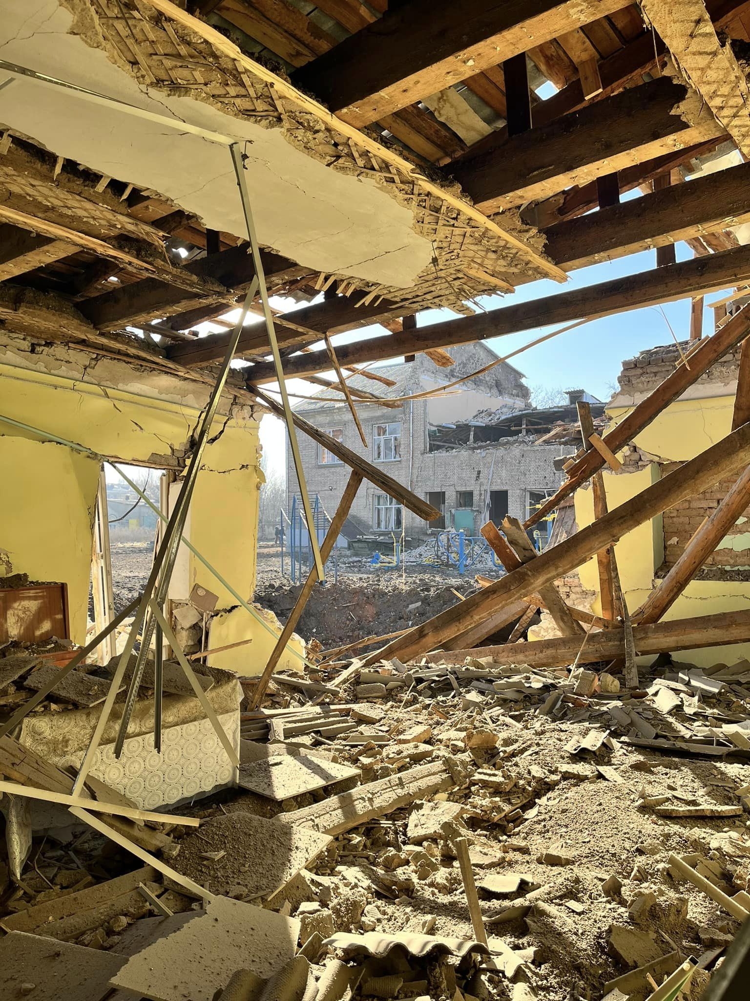 Погиб бахмутчанин, ранены шесть человек, разрушены школа и дома — последствия российских обстрелов на Донетчине (сводка) 12